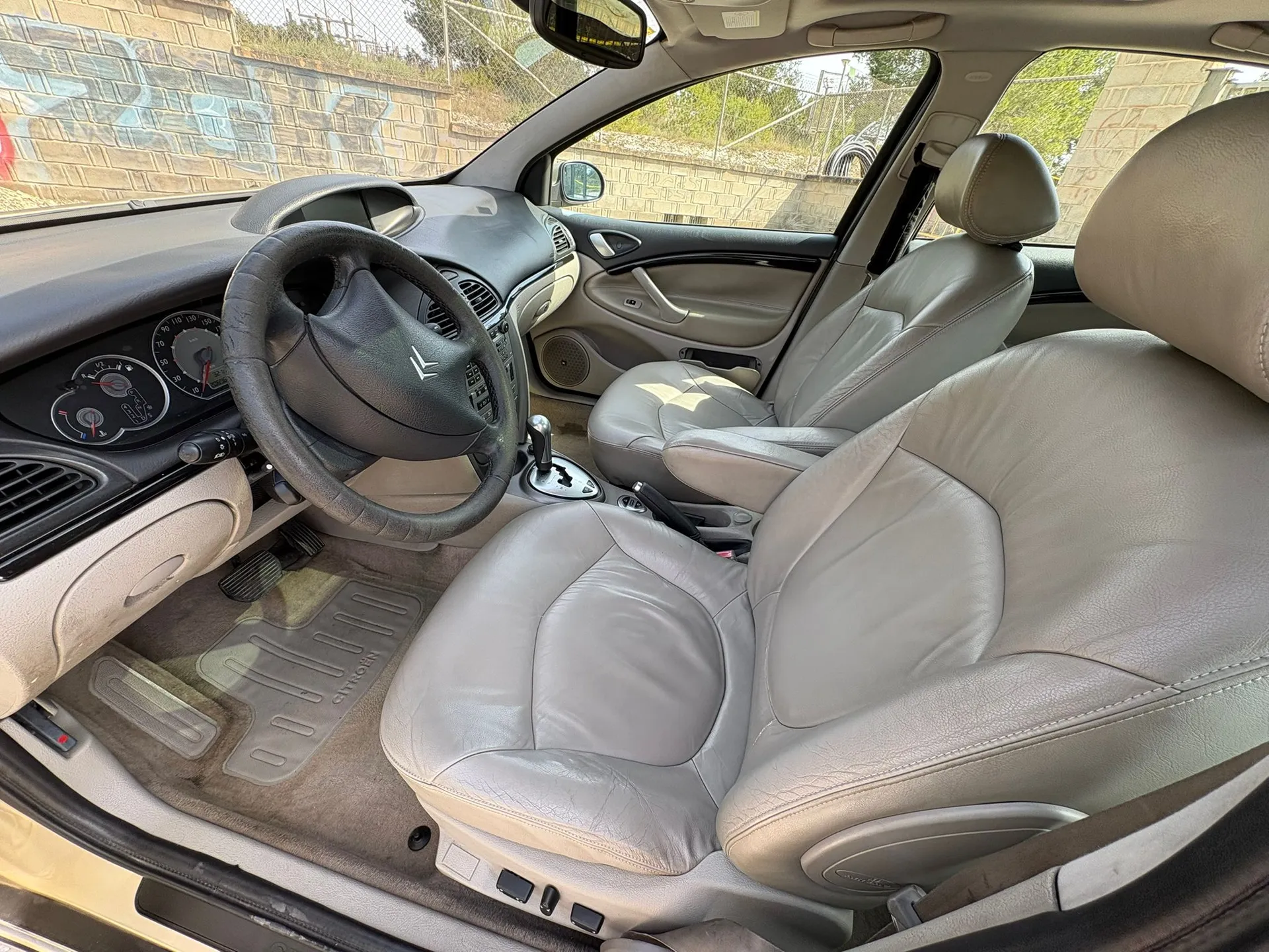 Citroën C5 Exclusive, acabado de lujo con cuero y techo 6