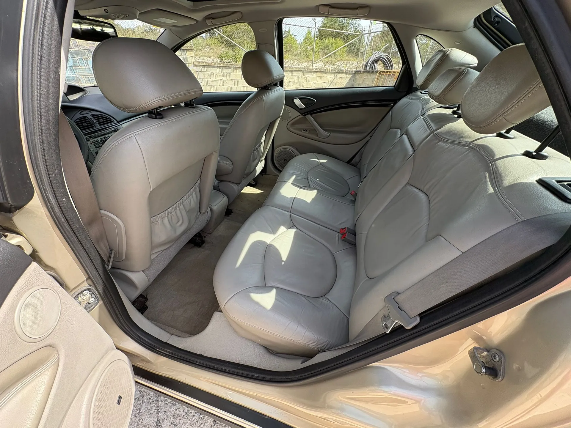 Citroën C5 Exclusive, acabado de lujo con cuero y techo 5